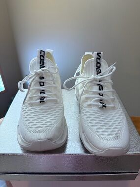 Lightweight White Knit Athletic Sneakers with Branded Pull-Tab